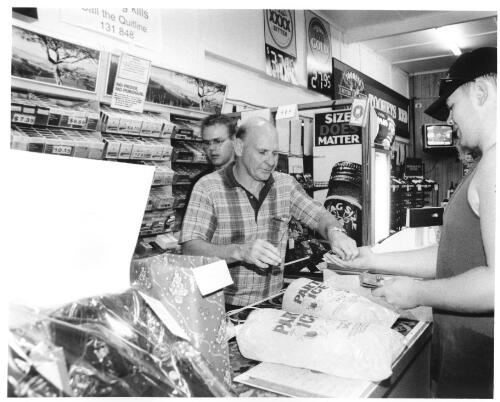 Illawong Bottle Shop, after fishing, buying ice pack, January 2002 [Evans Head] [picture] / Suzon Fuks