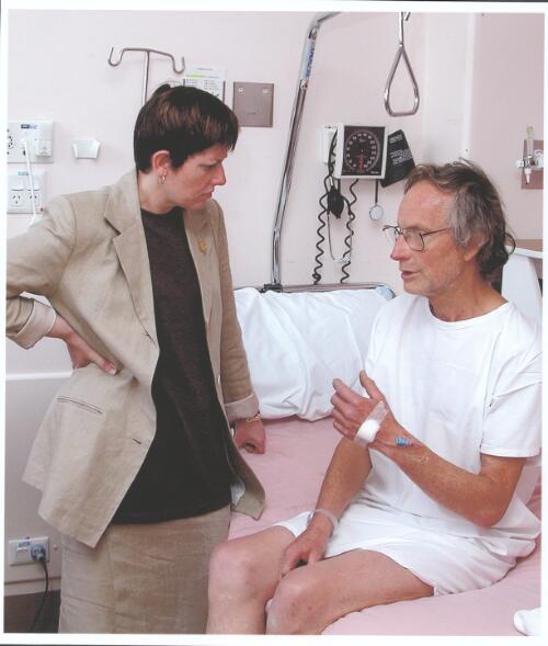 [Anna Burke, Federal member for Chisholm, visits a ward patient in Box Hill Hospital, Melbourne, October or November, 2001] [picture] / Francis Reiss