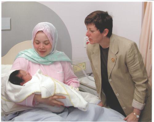 [Anna Burke, Federal member for Chisholm, at Box Hill Hospital with young mother and new baby, Melbourne, October or November, 2001] [picture] / Francis Reiss