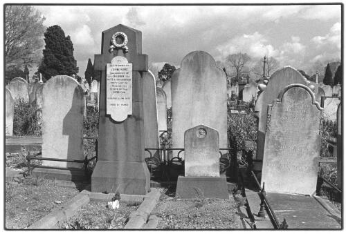John King's grave, the Melbourne General Cemetery, Carlton, October, 2001 [picture] / Jon Rhodes