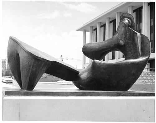 Henry Moore's sculpture outside the National Library of Australia, Canberra, 18 June 1995 [2] [picture]
