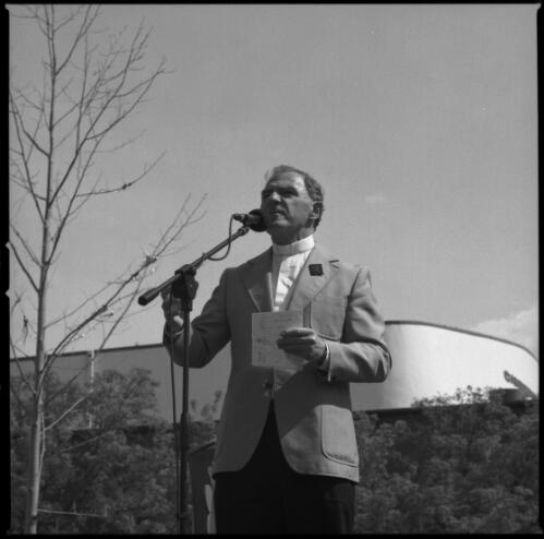 Bishop Pat Power addressing the Action for peace rally, Canberra, 19 September 2001 [picture] / Loui Seselja