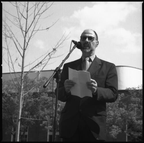 Athol Morris, Jewish Community Leader, addressing the Action for peace rally, Canberra, 19 September 2001 [picture] / Loui Seselja