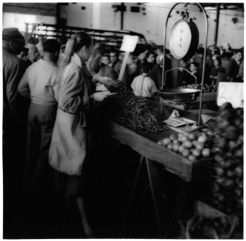 Buying peas, Queen Victoria Markets, Melbourne, 1956 [picture] / Jeff Carter