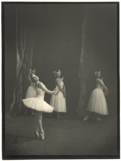 Ballet Rambert performance of Swan Lake, Act II, starring Ann Somers (Kathleen Gorham), Her Majestys Theatre, 1948, [1] [picture] / Walter Stringer