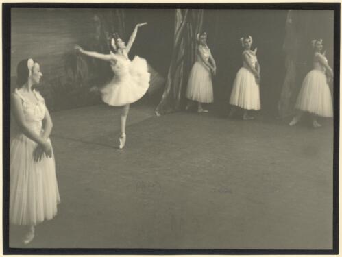 Ballet Rambert performance of Swan Lake, Act II, starring Ann Somers (Kathleen Gorham), Her Majestys Theatre, 1948, [2] [picture] / Walter Stringer