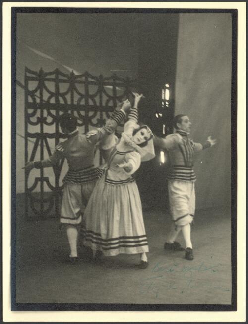 Ballet Rambert performance of Capriol Suite, starring Joyce Graeme, Princess Theatre, 1948 [picture] / Walter Stringer