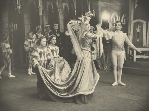 National Theatre Ballet performance of Swan lake, Act 3, starring Joyce Graeme as the Queen and Henry Danton as the Prince, Princess Theatre, 1951 [picture] / Walter Stringer
