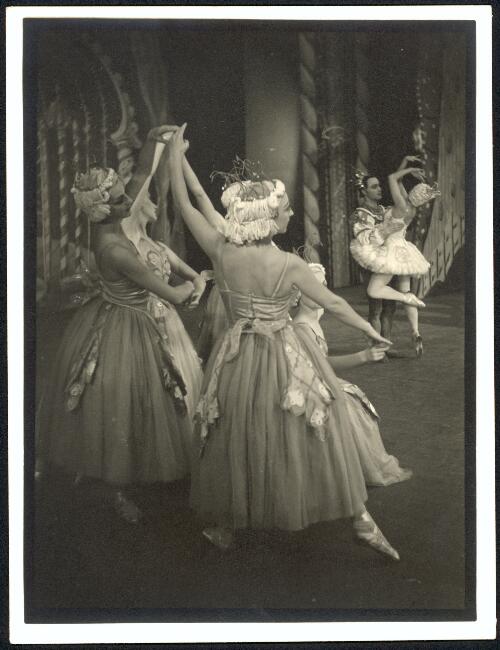 Ballet Rambert performance of Casse-Noisette, starring Ann Somers (Kathleen Gorham) and Miro Zloch in pas de deux, Her Majestys Theatre, 1948, [1] [picture] / Walter Stringer