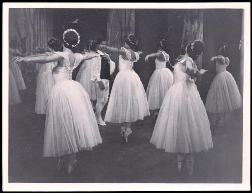 Ballet Rambert performance of Les sylphides, starring Frank Staff, Princess Theatre, 1947 [picture] / Walter Stringer