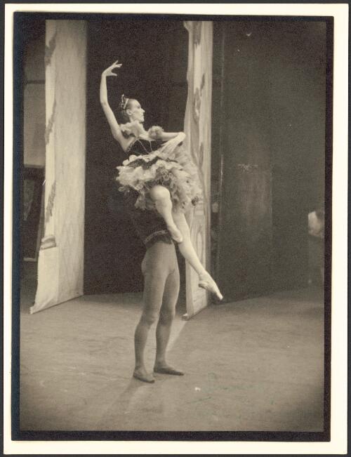 Ballet Rambert performance of Gala Performance, starring Frank Staff and Joyce Graeme, Princess Theatre, 1947, [2] [picture] / Walter Stringer