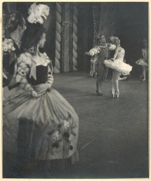 Ballet Rambert performance of Casse-Noisette, starring Ann Somers (Kathleen Gorham) and Miro Zloch, Her Majestys, 1948, [4] [picture] / Walter Stringer