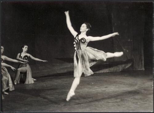Barbara Warren-Smith as Calliope in the Victorian Ballet Company (Ballet Victoria) production of Apollon Musagete, 1967 [picture] / Walter Stringer