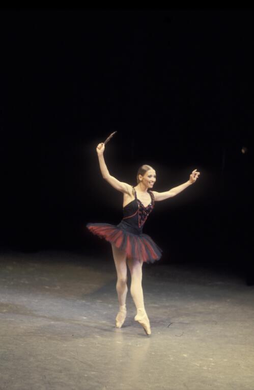 Natalia Makarova in Kitri's solo from Don Quixote pas de deux, Ballet Victoria, 1975 [transparency] / Walter Stringer