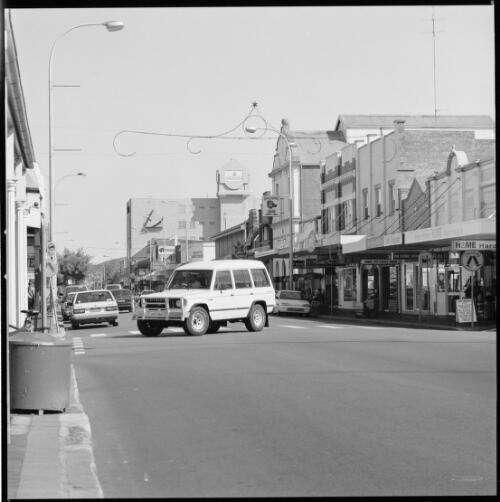 [Looking down Beaumont St, Hamilton, NSW] [picture] / [Loui Seselja]