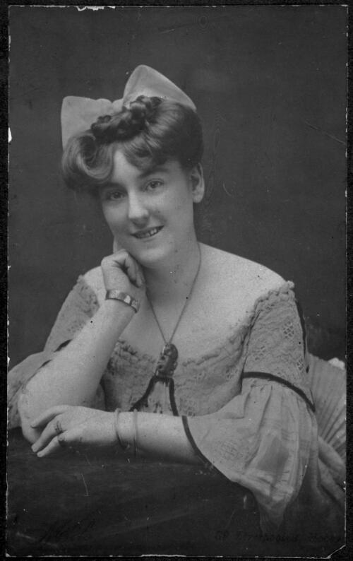 Portrait of Malvena Moore, singer, dancer and actress, ca. 1906-7 [picture]