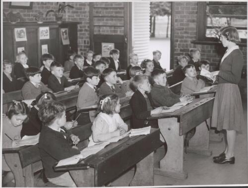 Teacher, Lorraine Lapthorne conducts her class in the Grade Two room at the Drouin State School, Drouin, Victoria [picture] / [photo by Jim Fitzpatrick]