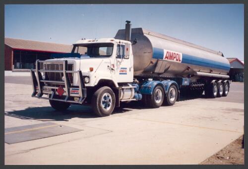 International semi-tanker, 35640 litre, purchased January 1988 [picture]