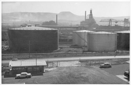 View of the entrance to the Port Kembla shipping terminal with Mount Keira in the background, 1960 [picture]