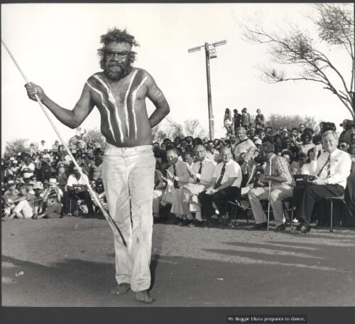 Mr. Reggie Uluru prepares to dance [picture] / prepared by Media and Communications, Department of Aboriginal Affairs