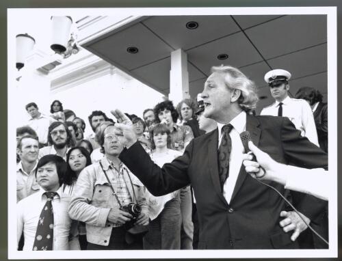 [Tom Uren speaking on the steps of Parliament House, Parliament House, Canberra, 11 November 1975, 1] [picture]