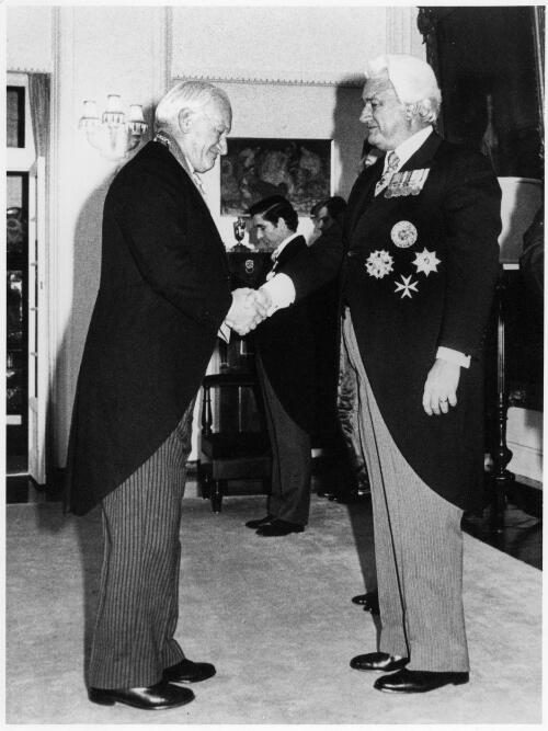 Sir John Kerr conferring Companion of Order of Australia on Sir Arthur Tange, 31 August 1977 [picture]
