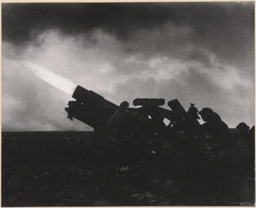 An Australian howitzer outlined against the sky on a World War I battlefield / Frank Hurley