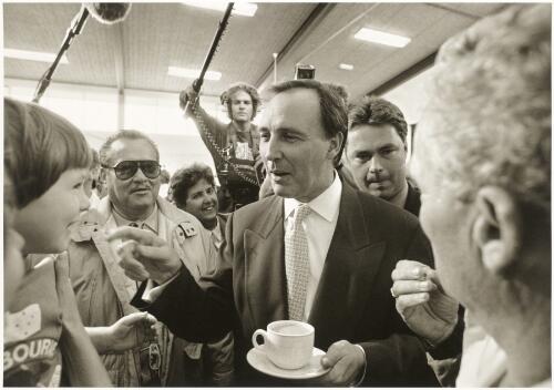 Prime Minister Paul Keating visits the Community Centre at Mulgrave, Victoria, during the 1996 Federal Election campaign [picture] / Andrew Chapman