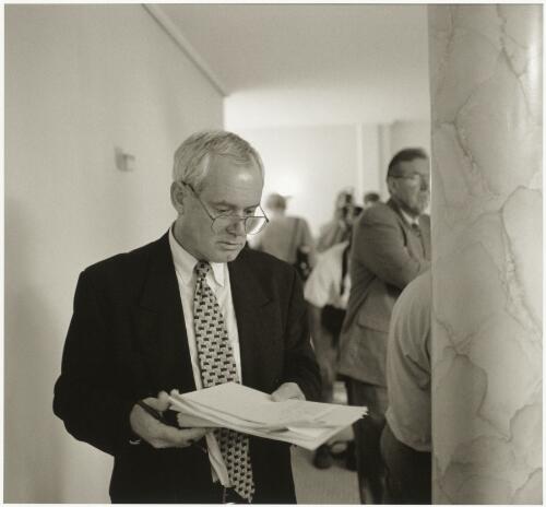 Journalist Paul Lyneham listens to John Howard during the Federal election campaign, 1996 [picture] / Andrew Chapman