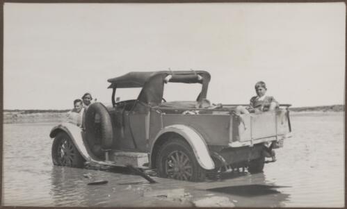 Vehicle and passengers in rising flood waters at Strangways Springs Creek, South Australia, 1939 [picture] / Clarence Bernhardt