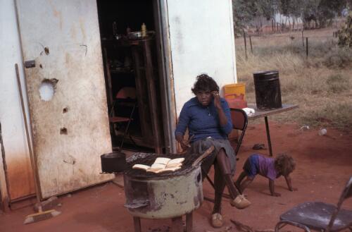 Francesca Ronson Briscoe (wife of John Briscoe) at Finke, Northern Territory 1976 [picture] / Johnny Briscoe