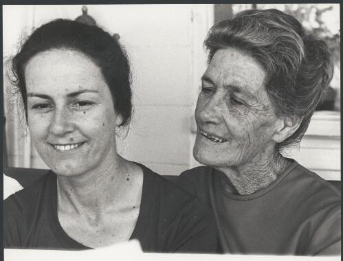 Jessie Paige and her daughter, Jan Piper, Alice Springs, Northern Territory, ca. 1975, 1 [picture] / Bruce Howard