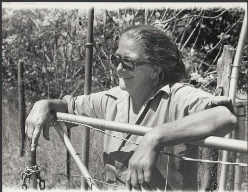 Flo Reid, Tea Tree Well, Northern Territory, ca. 1975, 2 [picture] / Bruce Howard