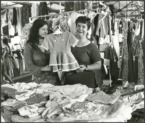 Despina Pavlou and her daughter, Chris, Queen Victoria Market, Melbourne, ca. 1975, 1 [picture] / Bruce Howard