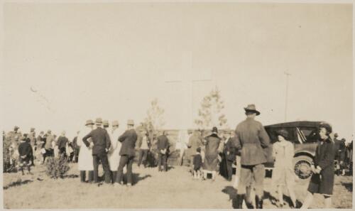Spectators arriving for the official opening of Parliament, Canberra, Australian Capital Territory, 9th May 1927 [picture] / May Sibley