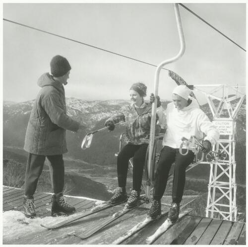 Skiers on the ski lift at middle station, Thredbo, New South Wales, 1960 [picture] / Jeff Carter