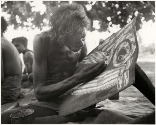 Bark painter at Milingimbi, Northern Territory, 1952 [picture] / Axel Poignant