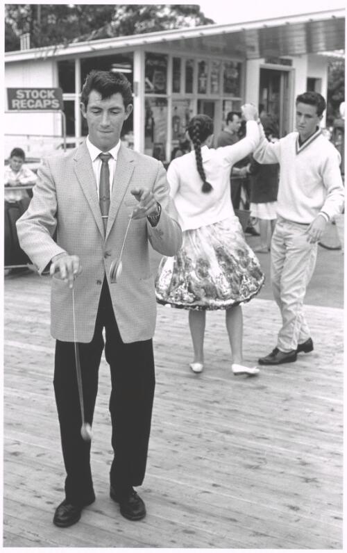 World champion yo-yo player providing entertainment at the dance-a-thon, Caringbah, New South Wales, 1961 [picture] / Jeff Carter