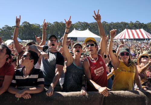 Audience at the Falls Music and Arts Festival, Lorne, Victoria, 2007, 2 [picture] / Martin Philbey