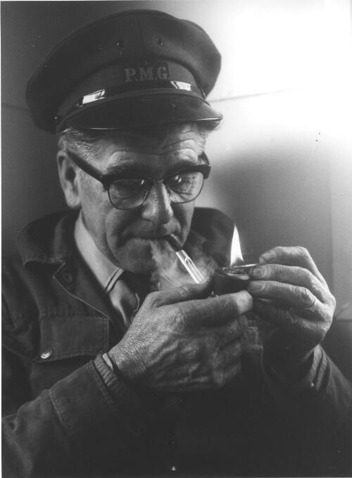 Smoking workforce, 1964 [picture] / Raymond de Berquelle