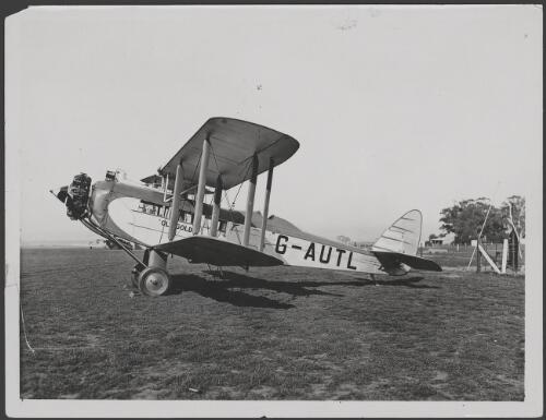 De Havilland DH61 Giant Moth transport biplane G-AUTL 'Old Gold' on a field, 1928 [picture]
