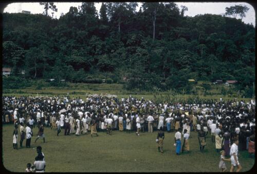 Sing-sing on Boxing Day at the Old Football Oval, Lae, between 1955 and 1960, [7] [transparency] / Tom Meigan