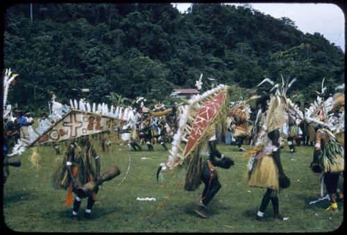 Sing-sing on Boxing Day at the Old Football Oval, Lae, between 1955 and 1960, [14] [transparency] / Tom Meigan