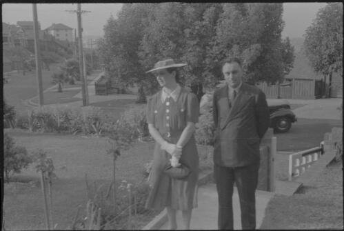Dr Nikolai Protopopoff and Mrs Vera Protopopoff arriving at the Repin home at Bellevue Hill, New South Wales, 1940 [picture] / Ivan Repin