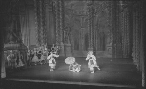 Dancers from the Original Ballet Russe in Aurora's Wedding, Theatre Royal, Sydney, September 1940, 4 [picture] / Ivan Repin