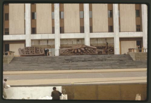 Installing the Tom Bass lintel sculpture over the main entrance to the National Library of Australia, Canberra, Australian Capital Territory, May 1969, 1 [transparency] / Kevin Goodridge