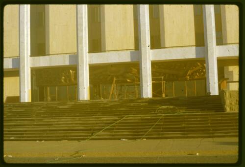Installing the Tom Bass lintel sculpture over the main entrance to the National Library of Australia, Canberra, Australian Capital Territory, May 1969, 8 [transparency] / Kevin Goodridge