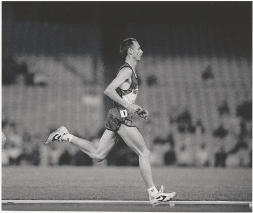 Stephen Moneghetti competing in the men's 10,000 metres event at the Zatopek Classic at Olympic Park, Melbourne, 15 December 1994 [picture] / Bruce Postle