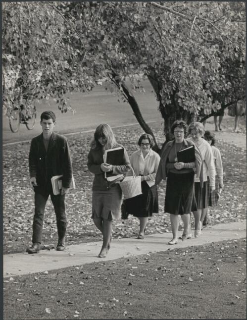 School of General Studies students at the Australian National University, Canberra, ca. 1964 [picture] / Jeff Carter