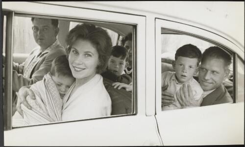 Two families in a car, ca. 1960 [picture] / Jeff Carter